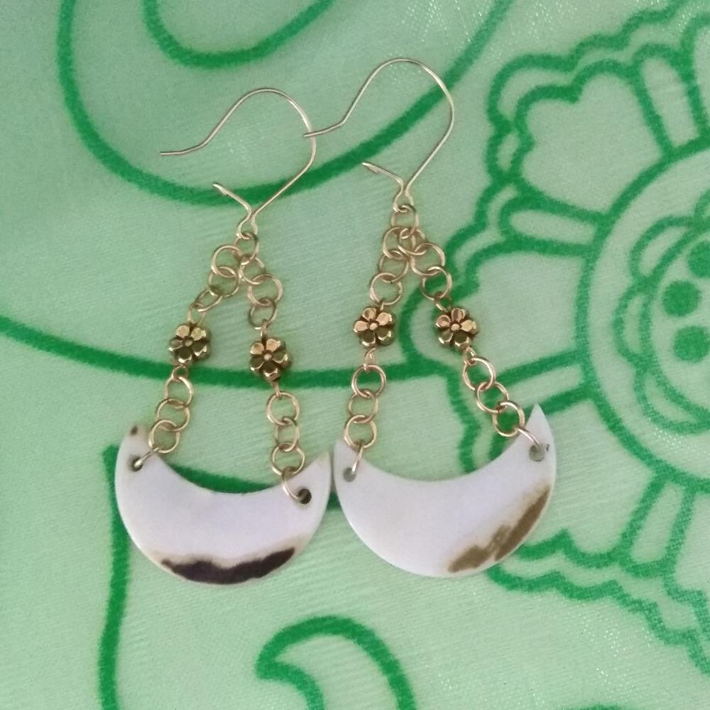crescent shell earrings - Picture 4 of 6